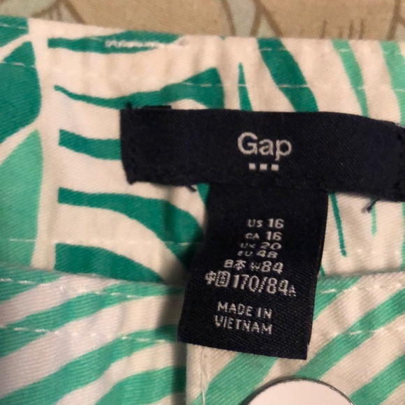 Size 16 Gap Leaf Print Shorts - Picture 3 of 3
